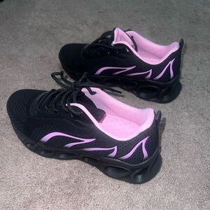 Size 8.5-9 women’s Softsfeel Tennis Shoes